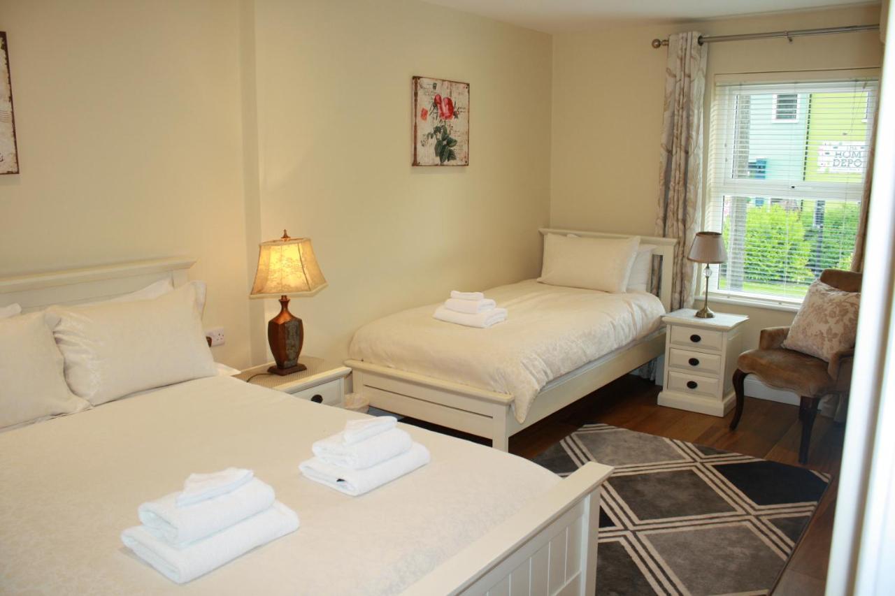 Luxury Townhouse -Free Private Parking- 2 Bedrooms Both En-Suite -Sleeps 5 - Fully Equipped Kitchen, Dining Room- Living Room With Tv Dvd Outside Courtyard With Seating - Fast Wi-Fi- 2-Minute Walk To Town Centre Killarney Ngoại thất bức ảnh