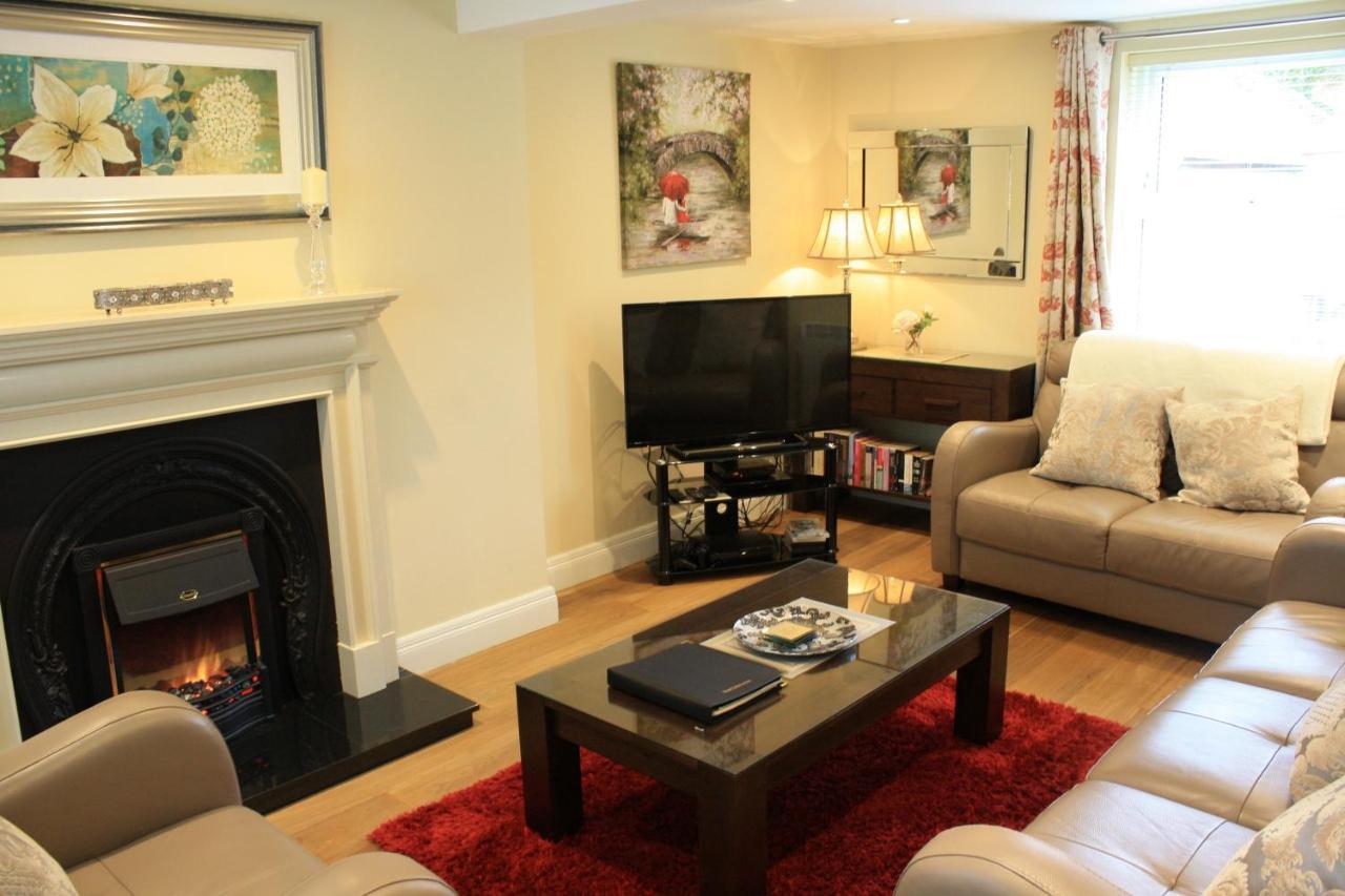 Luxury Townhouse -Free Private Parking- 2 Bedrooms Both En-Suite -Sleeps 5 - Fully Equipped Kitchen, Dining Room- Living Room With Tv Dvd Outside Courtyard With Seating - Fast Wi-Fi- 2-Minute Walk To Town Centre Killarney Ngoại thất bức ảnh