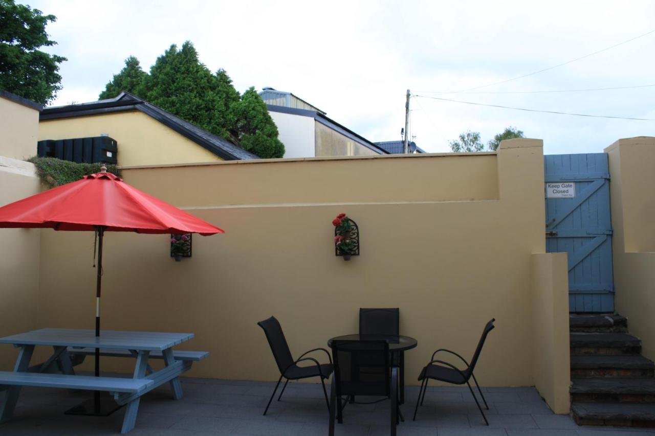 Luxury Townhouse -Free Private Parking- 2 Bedrooms Both En-Suite -Sleeps 5 - Fully Equipped Kitchen, Dining Room- Living Room With Tv Dvd Outside Courtyard With Seating - Fast Wi-Fi- 2-Minute Walk To Town Centre Killarney Ngoại thất bức ảnh