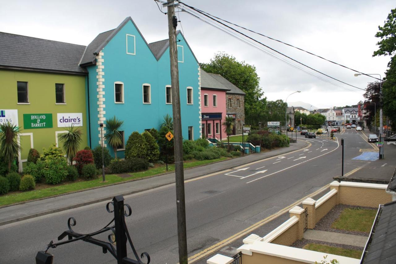 Luxury Townhouse -Free Private Parking- 2 Bedrooms Both En-Suite -Sleeps 5 - Fully Equipped Kitchen, Dining Room- Living Room With Tv Dvd Outside Courtyard With Seating - Fast Wi-Fi- 2-Minute Walk To Town Centre Killarney Ngoại thất bức ảnh