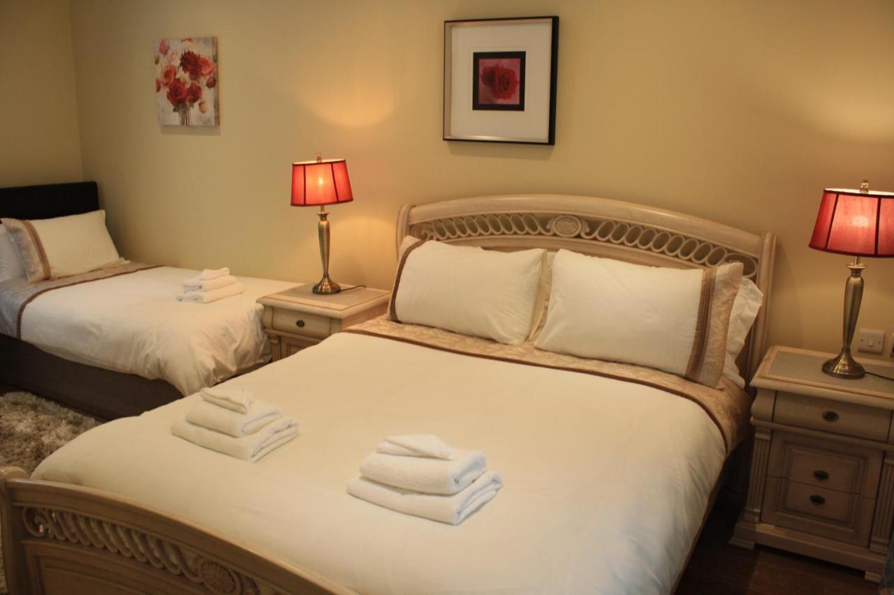 Luxury Townhouse -Free Private Parking- 2 Bedrooms Both En-Suite -Sleeps 5 - Fully Equipped Kitchen, Dining Room- Living Room With Tv Dvd Outside Courtyard With Seating - Fast Wi-Fi- 2-Minute Walk To Town Centre Killarney Ngoại thất bức ảnh